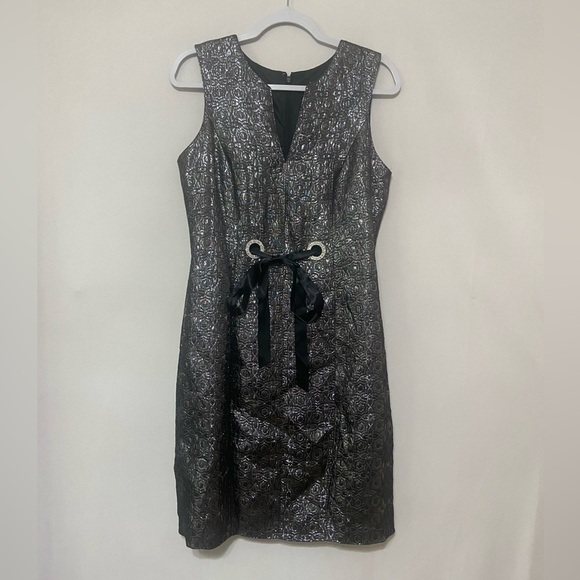 R&M Richards LIKE NEW metallic black/silver split neck sleeveless dress 12 - Picture 1 of 6